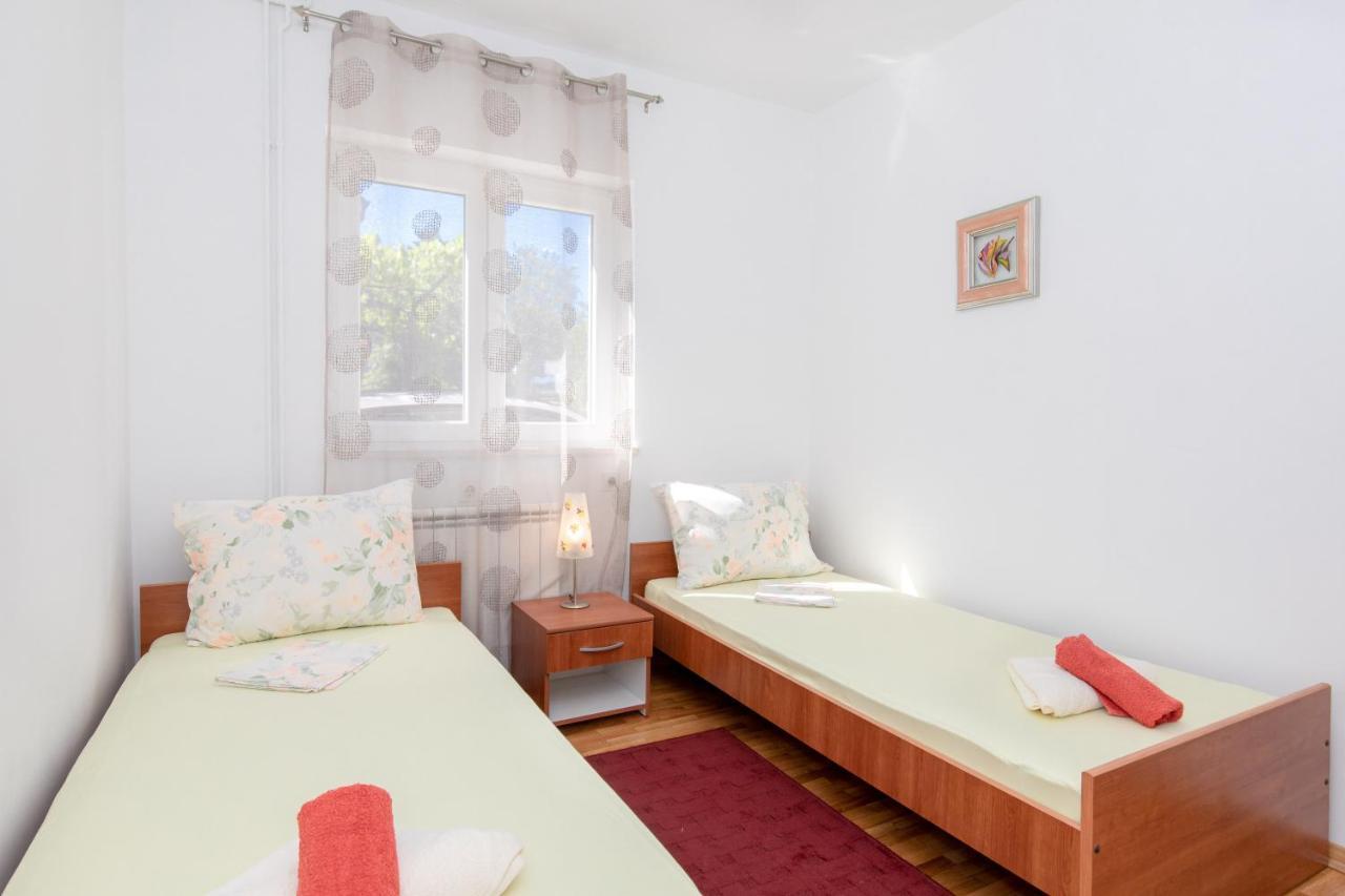 Apartment Lavanda With Beautiful Garden Krk Town Exterior photo